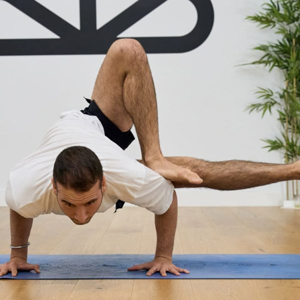 Clase de Rocket yoga en el estudio